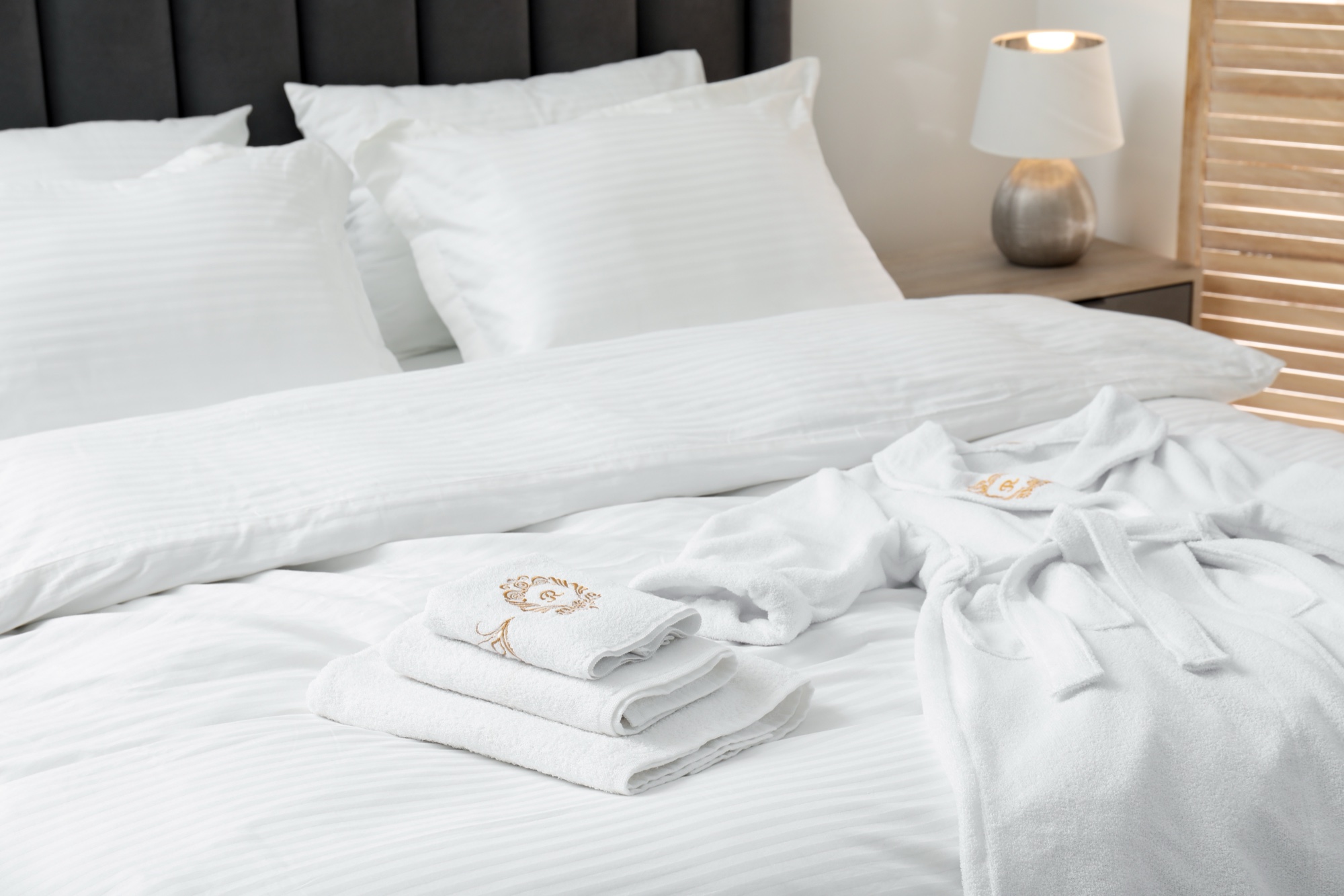 Cama de hotel de lujo con almohadas